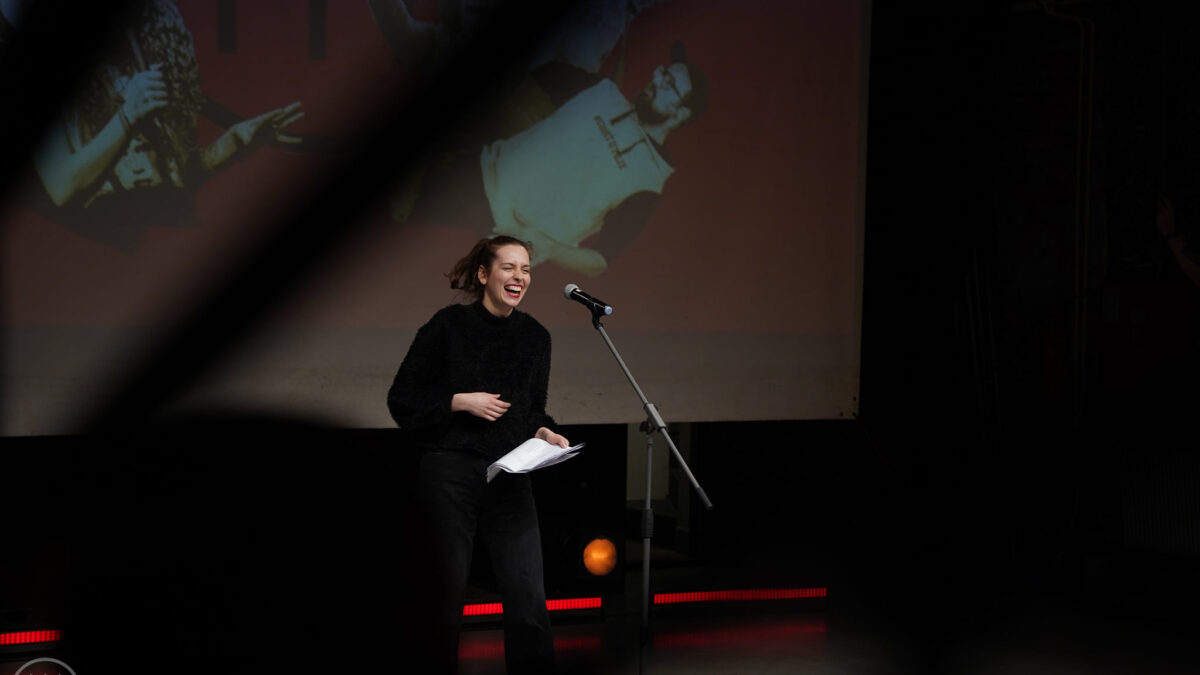 Slam poetry nie je stand-up ani divadlo. Na jednom pódiu sa bežne stretne kňaz s ateistom